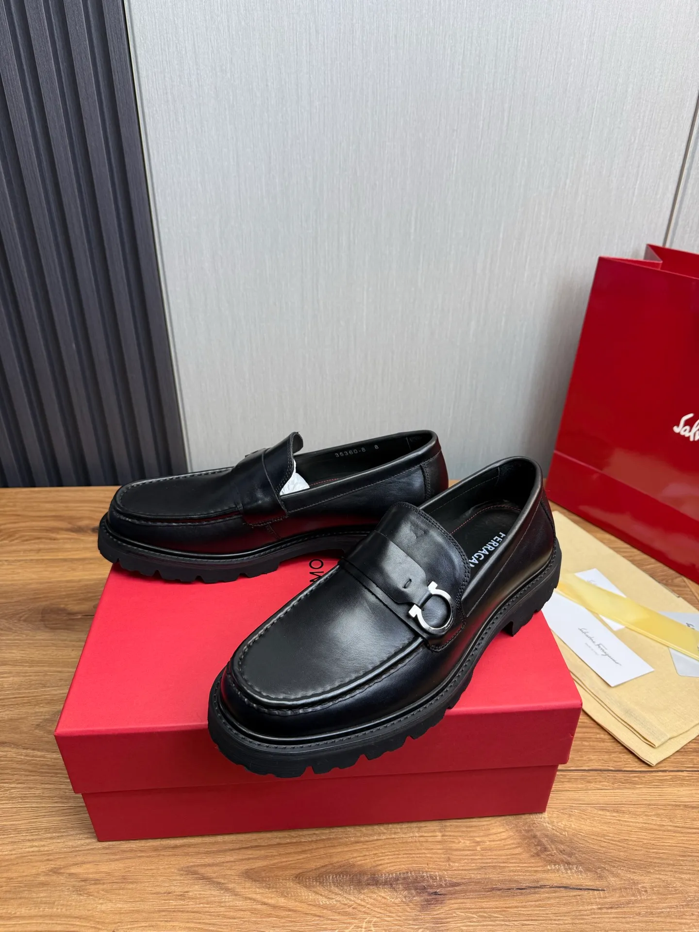 Men's shoes 💰880💰 Ferragamo. [Ferragamo] Men's Loaf leather shoes, the latest hot style, 1:1 original purchase quality, top quality, imported open-edge beaded cowhide leather on the upper, hand-made three-dimensional stitching highlights the round toe design, the inner feet are made of imported cowhide, with original wear-resistant rubber outsole, matching code 39-44, (38, 45 custom-made, non-refundable)